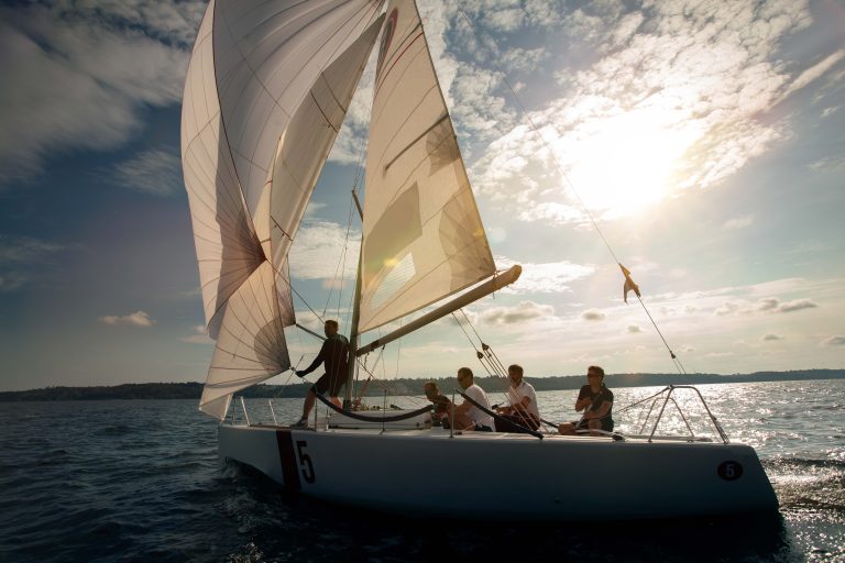 A qué velocidad navega un velero en el mar